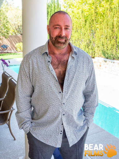 American gay bear Brad Kalvo shows a beautiful body outdoor