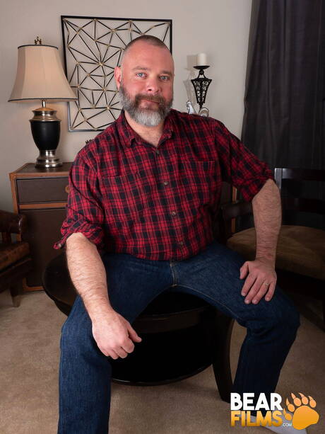 American gay bear Kurt Jacobs shows a beautiful body