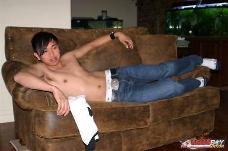 Oriental beefy Ace Glory jack off with toy