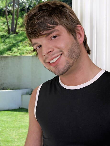 American hunky guy Mike West and hunk Shawn Young have a good oral sex