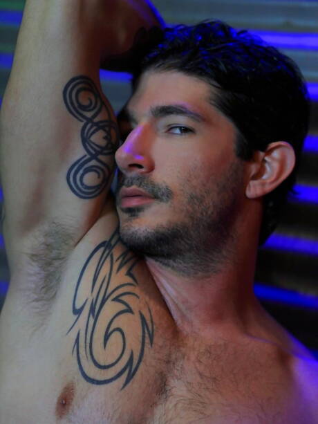 American hunk Johnny Hazzard playing with dick