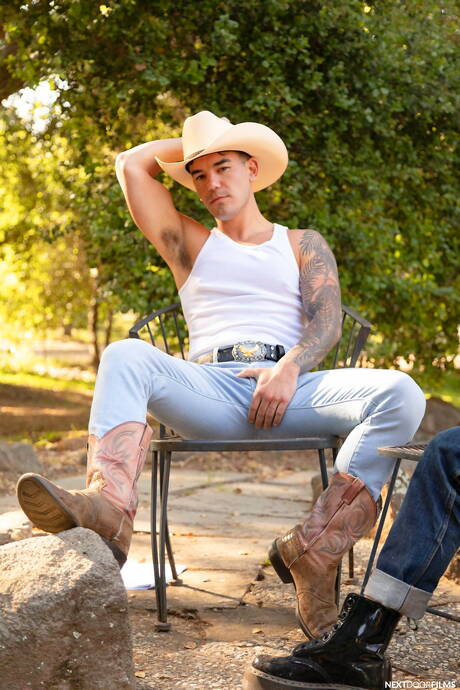 Hot buddies Andrew Miller, Jc Hunt and Cody Seiya in hard threesome sex outside