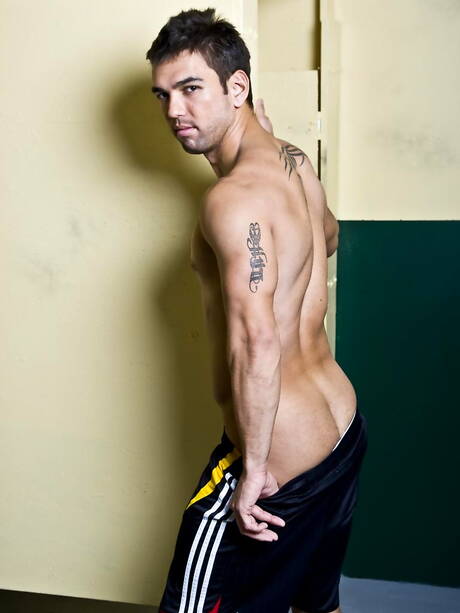 Colby Keller, Eddie Diaz, Jeremy Walker, Leo Giamani, Lucky have a good interracial groupsex in bathroom