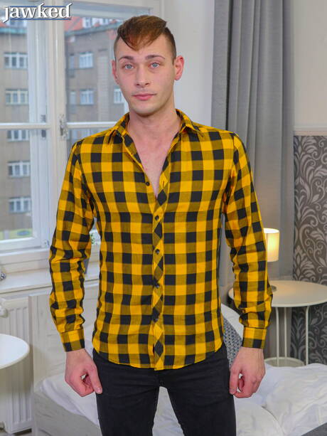 Beautiful boy Joel Kris get naked and showing his butt