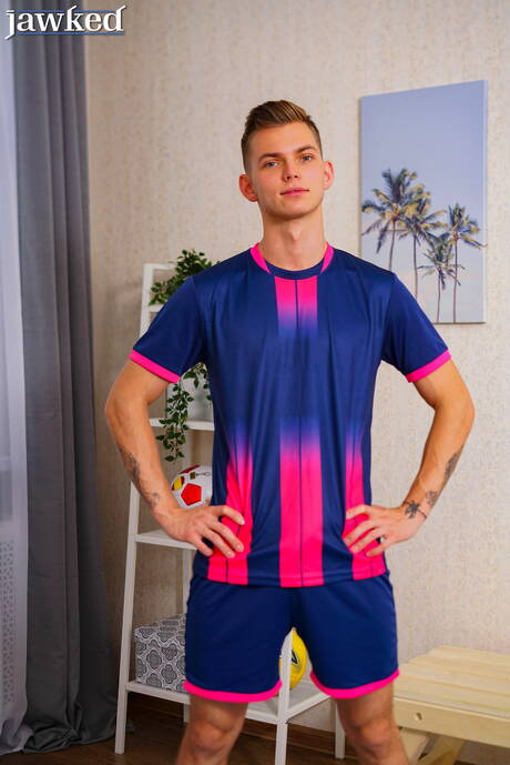 Husky guy Tommy Gold posing nude