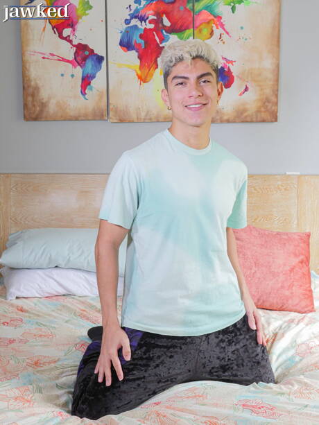 Latino beefcake Alfonso Osnaya get naked and showing hot ass