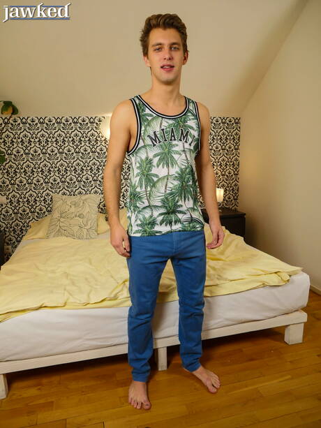 Czech beefy Jeremy Robbins posing naked and showing hot ass