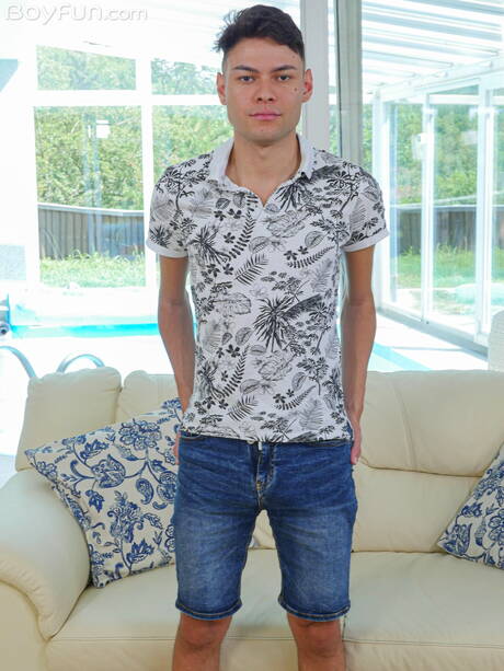 Latin beautiful boy Hanry Onlyjapa jerk off his cock