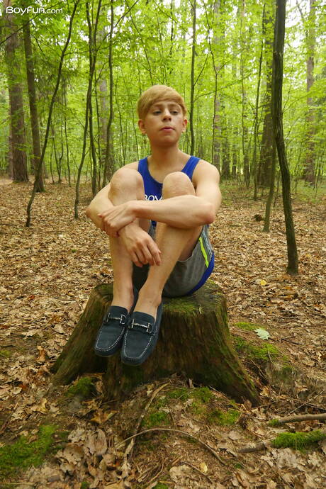 American twink Daniel Hausser posing naked and showing his ass outside