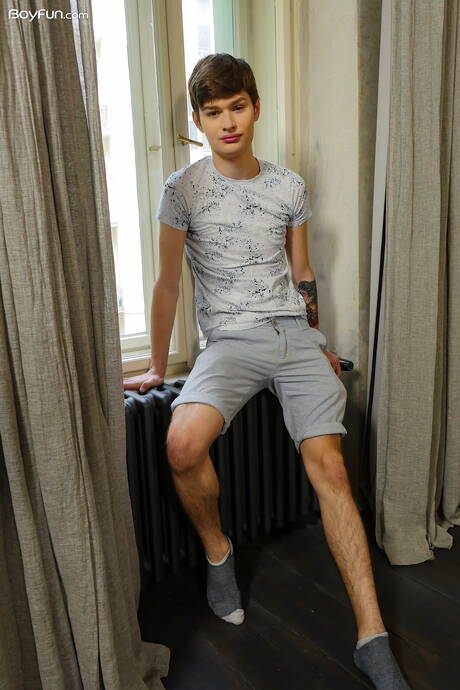 Young dude Curtis Cameron posing nude and showing his ass