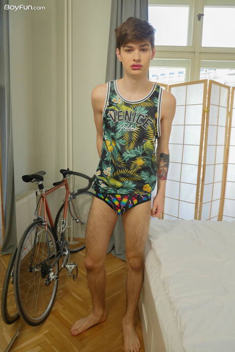 Young dude Curtis Cameron shows a beautiful body