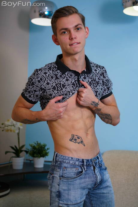 Beefy Tommy Gold posing naked and showing tight ass