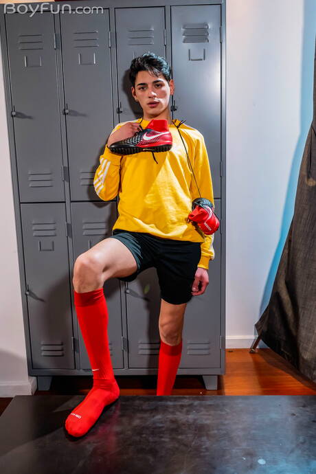 Latin hot twink Gil Donovan wanking