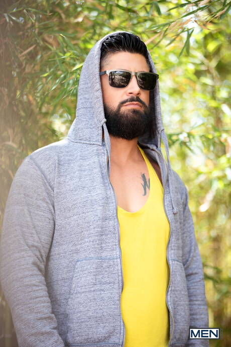 Spanish hairy bear Scott Carter and american bodybuilder Justin Jett in hot ass bang outside